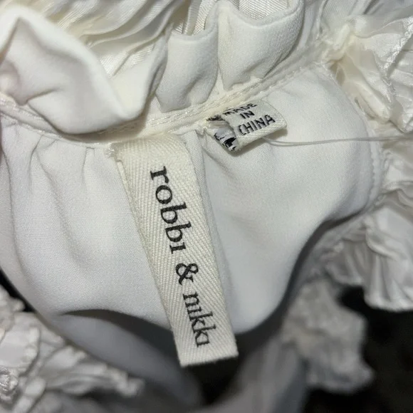 NWT Robbi & Nikki size small ivory ruffle top - Picture 6 of 7